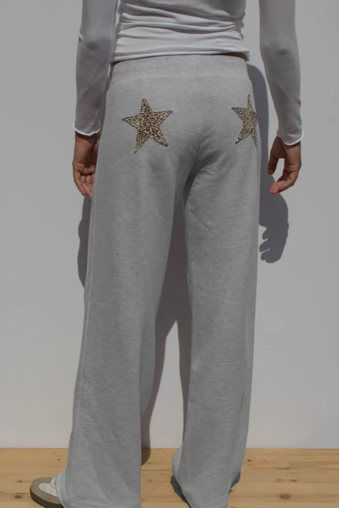 pantalon_de_jogging_avec_patch_toiles__collection___subdued_2.webp Graphics | Pantalons*Subdued Pantalon de jogging avec patch étoiles | Collection 2023 |