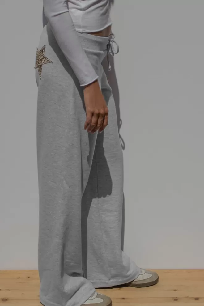 pantalon_de_jogging_avec_patch_toiles__collection___subdued_3.webp Graphics | Pantalons*Subdued Pantalon de jogging avec patch étoiles | Collection 2023 |