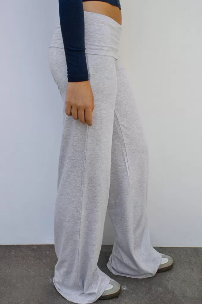 wideleg_pants_with_cuffs__collection___subdued_3-1.webp Pantalons*Subdued Wide-leg pants with cuffs | Collection 2023 |